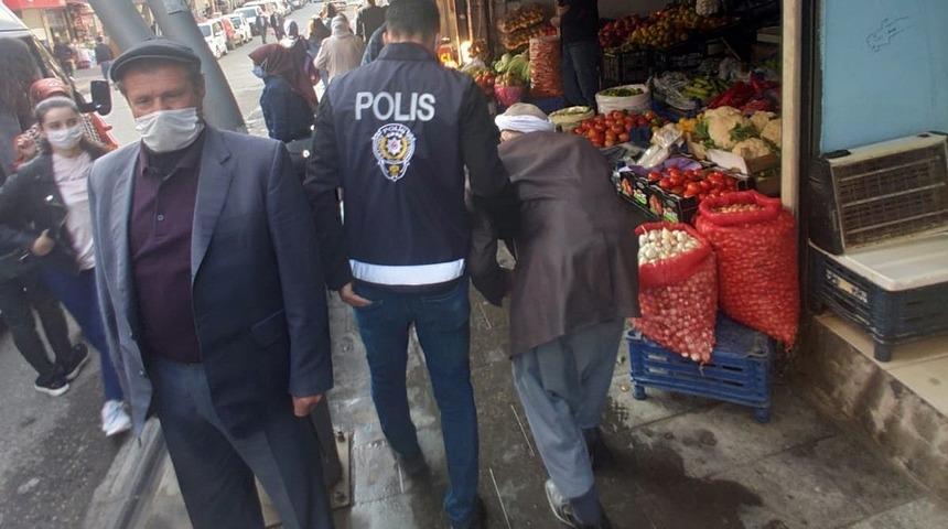 Silvan&rsquo;da yolunu kaybeden g&ouml;rme engelli vatandaşa polis yardım etti