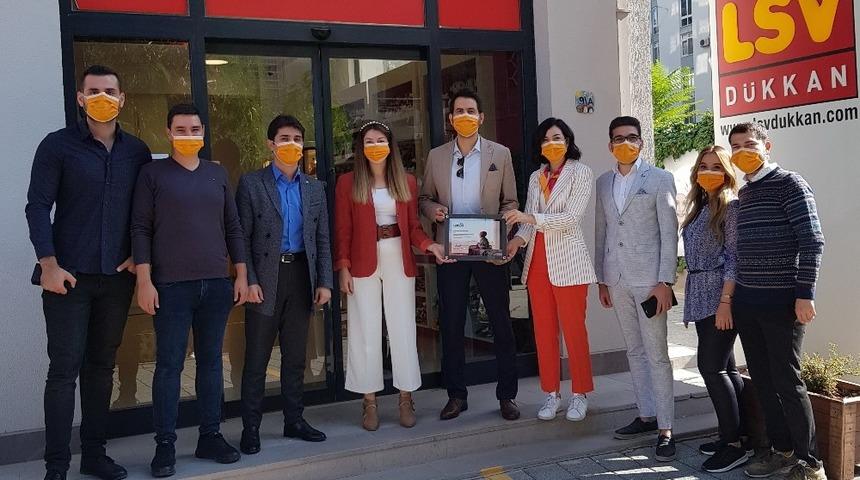 Turuncu Beyazlılar Derneği’nden Lösev’e 1954 TL bağış