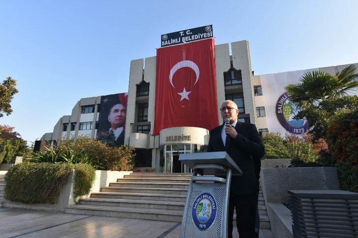 Salihli Belediye personelinden Ata’ya saygı duruşu G4