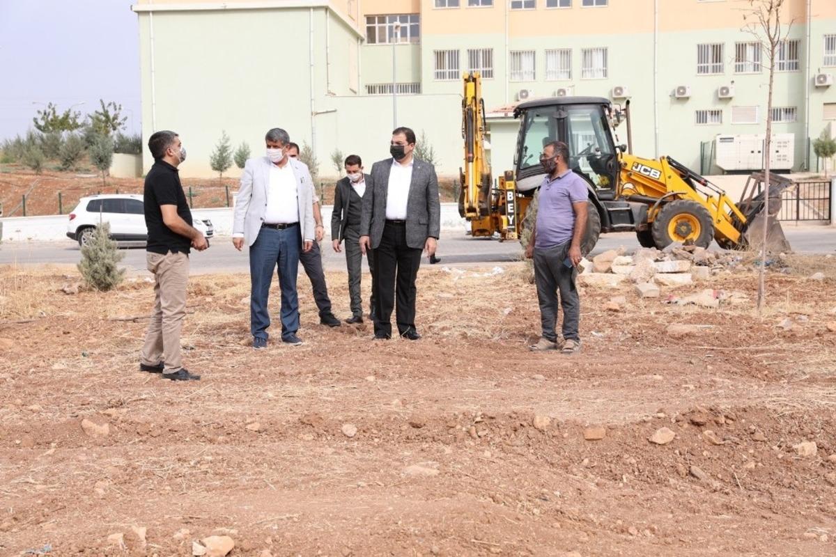 Haliliye&rsquo;de iki halı sahanın daha ilk kazması vuruldu