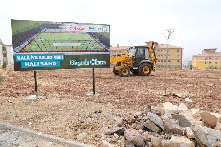 Haliliye’de iki halı sahanın daha ilk kazması vuruldu G3