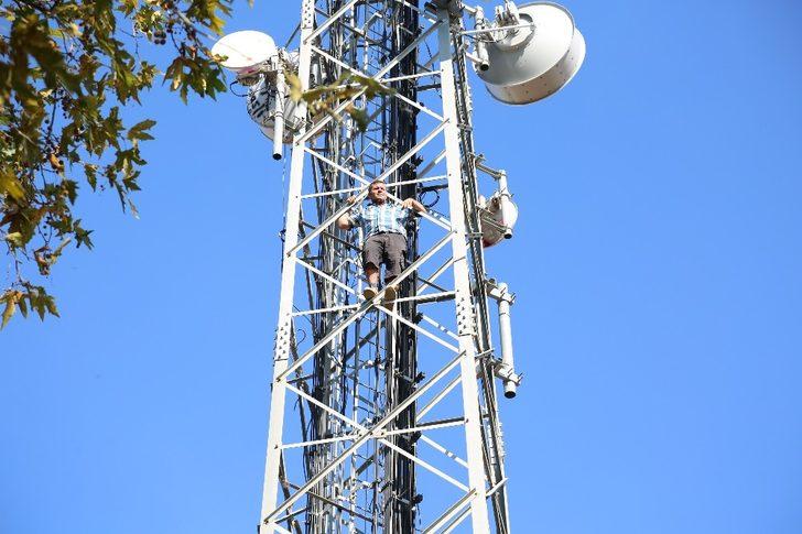 Diktiği zeytin ağaçlarının beş kez söküldüğünü iddia eden şahıs baz istasyonuna çıkıp eylem yaptı G1