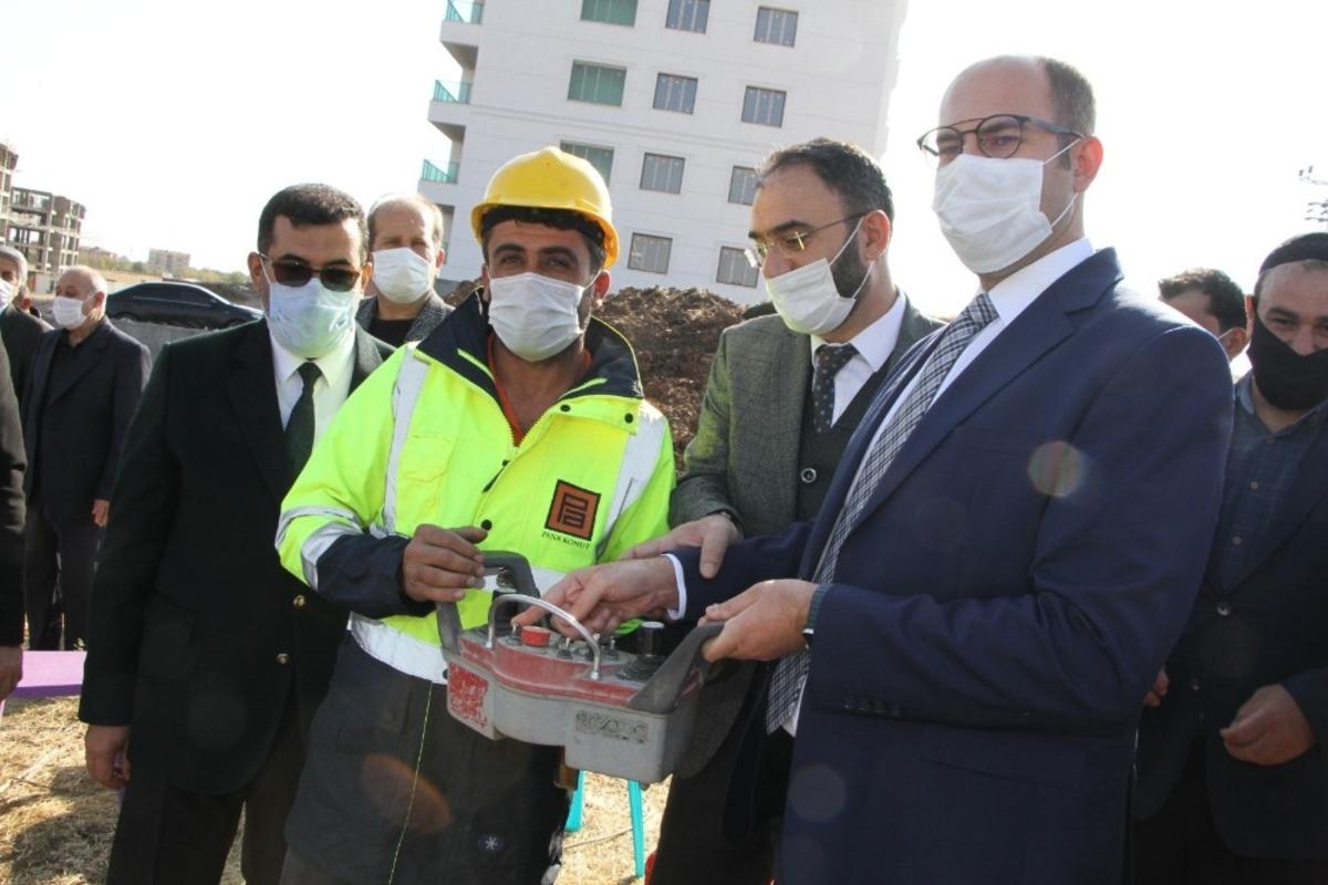 Kaymakam T&uuml;rkmen caminin temelini attı