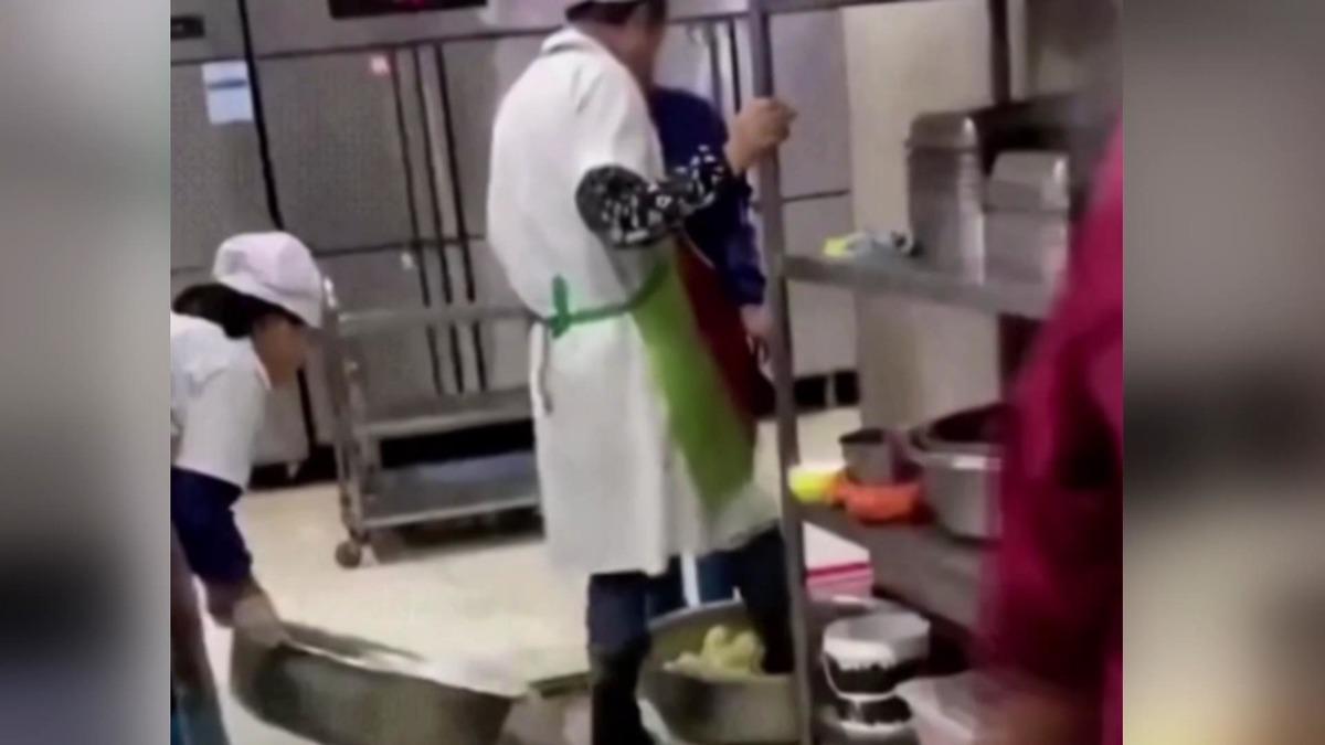 Vuhan'daki bir &uuml;niversite kantininde kızdıran g&ouml;r&uuml;nt&uuml;