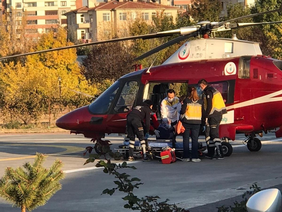 Kalp krizi ge&ccedil;iren yaşlı kadının imdadına ambulans helikopter yetişti