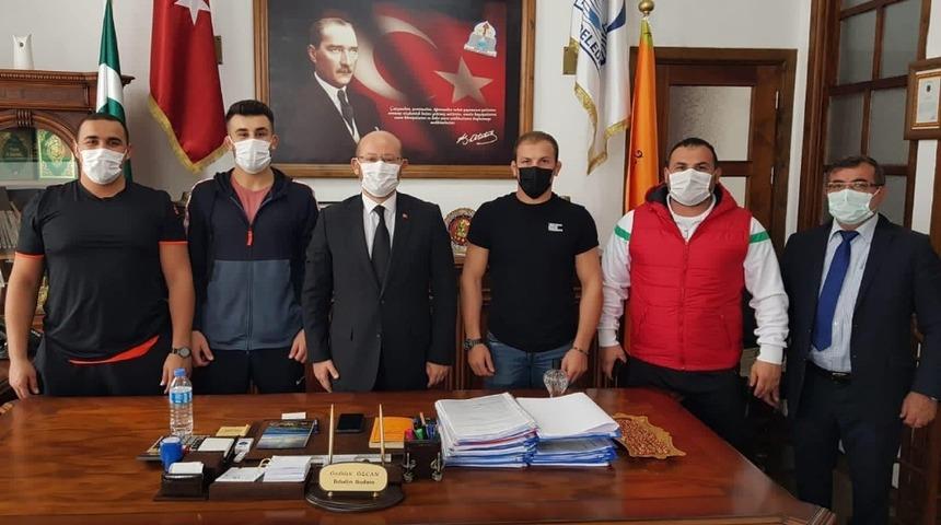 Başkan &Ouml;zcan, şampiyon g&uuml;reş&ccedil;ileri altın ile &ouml;d&uuml;llendirdi