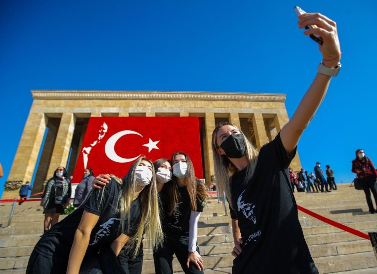 Muratpaşa Belediyespor Kadın Hentbol Takımı Anıtkabir&rsquo;i ziyaret etti