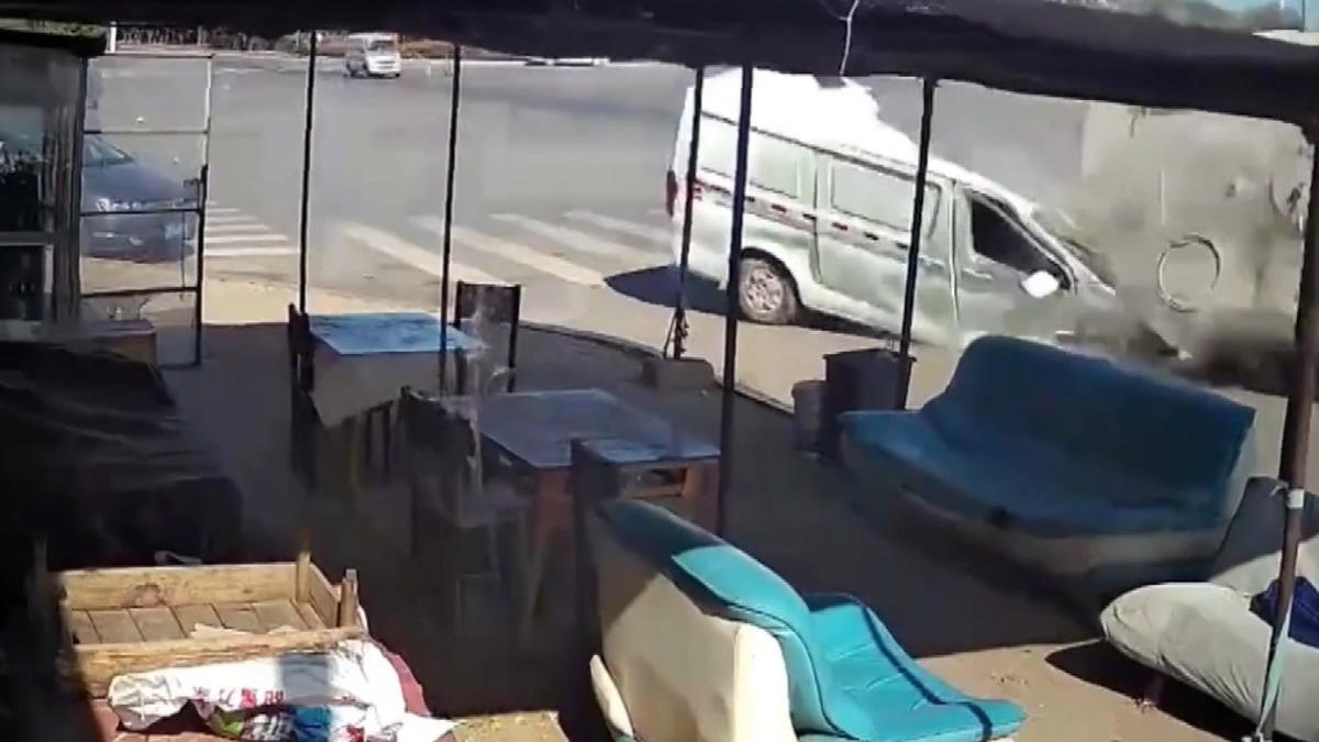&Ccedil;in&rsquo;de kağıt gibi ezilen minib&uuml;s şof&ouml;r&uuml;n&uuml;n mucize kurtuluşu kamerada