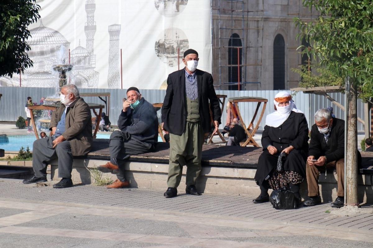 65 yaş &uuml;st&uuml; uyarılara rağmen evde durmuyor