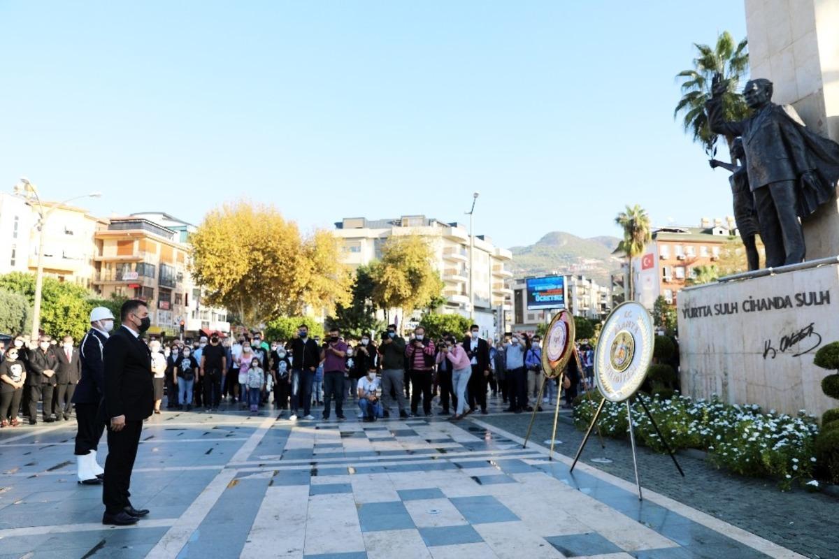 Atat&uuml;rk Alanya&rsquo;da saygı duruşu, şiir ve t&uuml;rk&uuml;lerle anıldı