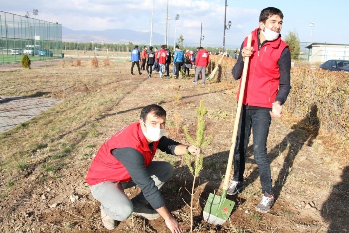 Gen&ccedil;ler Atat&uuml;rk i&ccedil;in fidan dikti