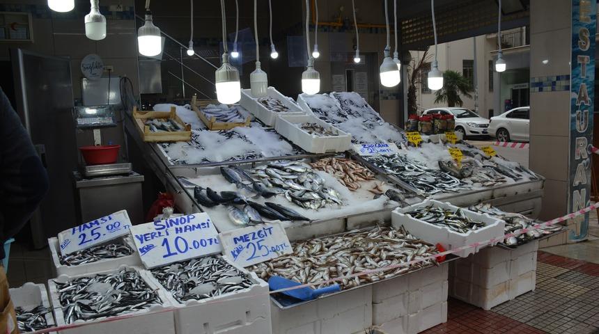 Havaların soğumasıyla birlikte hamsinin fiyatı düştü: Dün 30 liraydı bugün 10 lira