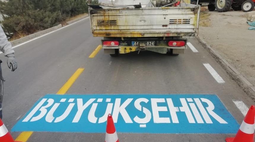 Malatya&rsquo;da il&ccedil;e yolları işaretlemelerle daha g&uuml;venli hale geliyor