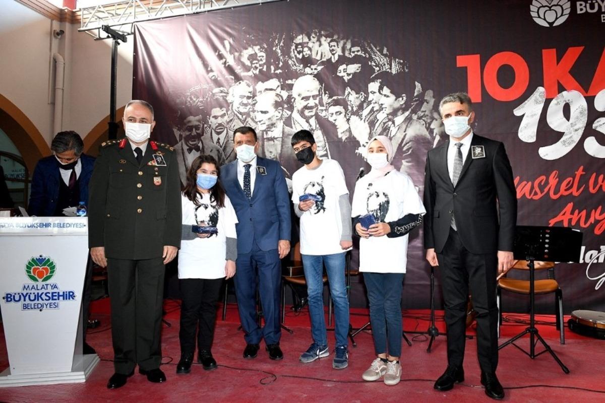 Şiir yarışmasında dereceye girenlere &ouml;d&uuml;lleri verildi