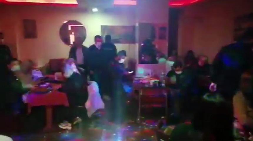 İstanbul’da defalarca mühürlenen eğlence mekanına ’koronavirüs’ baskını