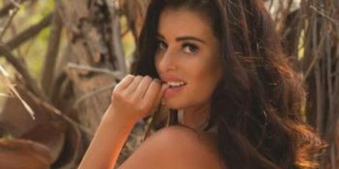 Playboy modeli kutsal volkanın tepesinde &ccedil;ıplak poz verince...