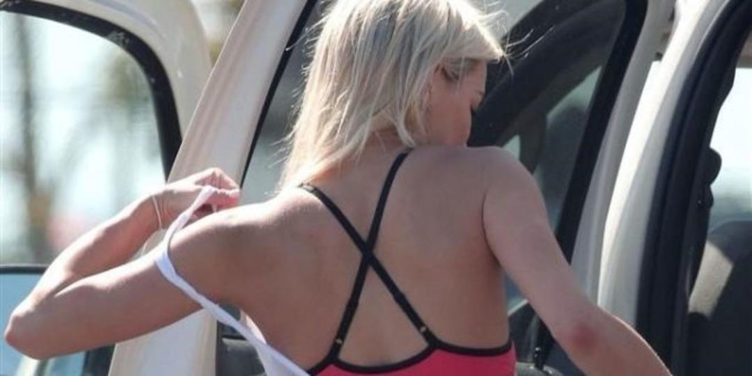 Yoga sonrası bikinisini giyerken yakalandı