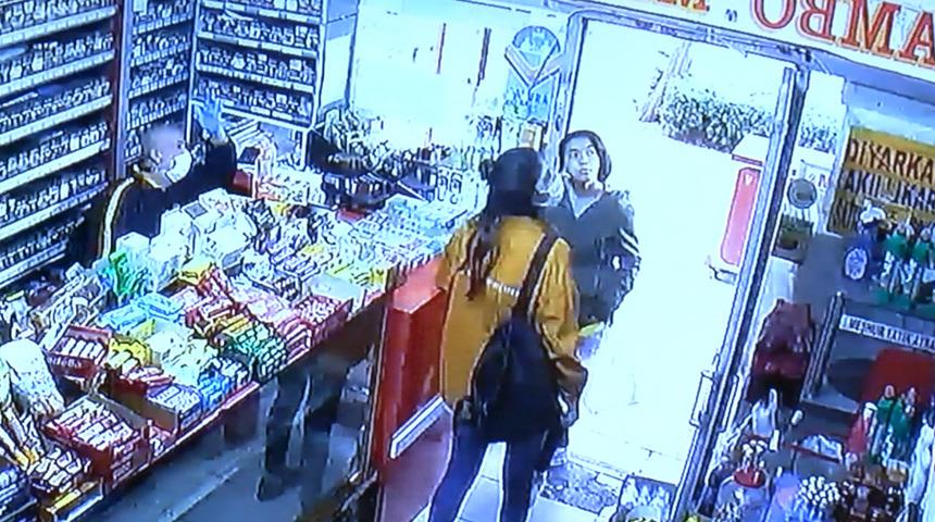 &Ccedil;ocuğun y&uuml;z&uuml;ne t&uuml;k&uuml;r&uuml;p markette kendini izlemiş!