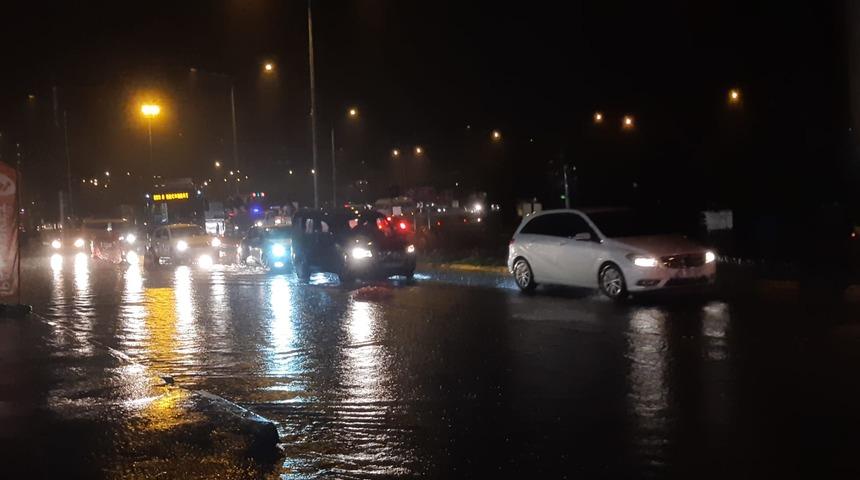 Trabzon'da sağanak etkili oldu, yollar g&ouml;le d&ouml;nd&uuml;