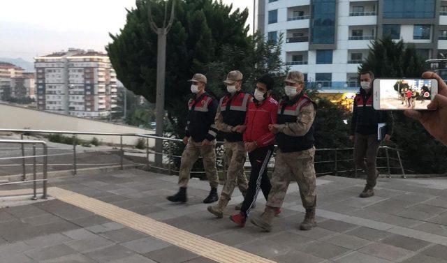 Jandarmanın önünden geçerken tabancalı poz veren şahıs tutuklandı