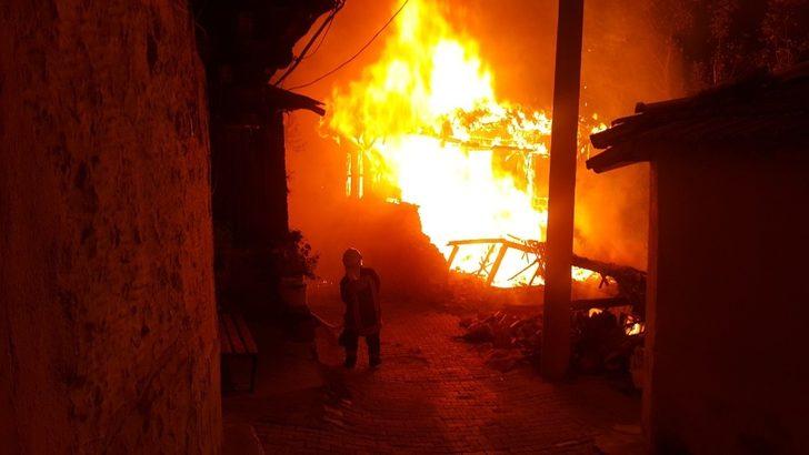 Koruma altında bulunan 200 yıllık evde yangın çıktı G1