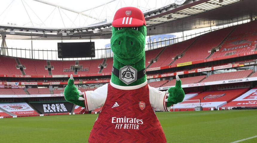Arsenal'ın maskotu Gunnersaurus geri d&ouml;nd&uuml;