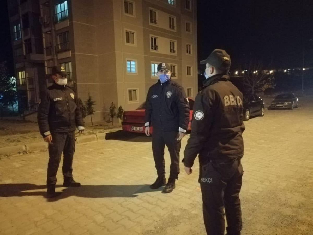 Polis ekipleri vatandaşları karantina b&ouml;lgesinde yalnız bırakmadı