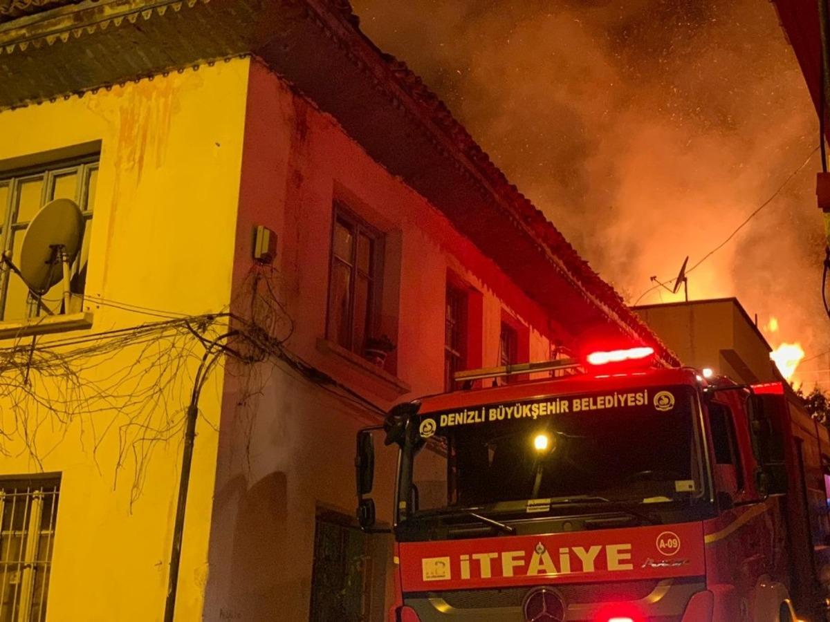 200 yıllık tarih alevlere teslim oldu