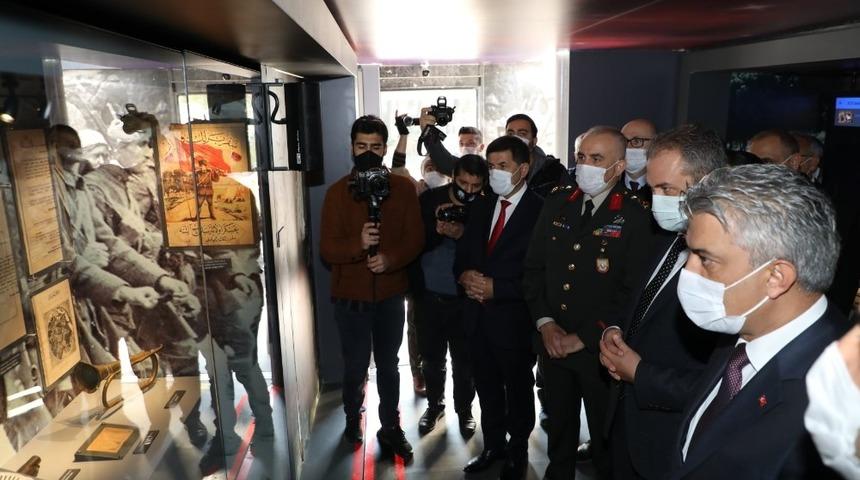Vali Makas, &Ccedil;anakkale Savaşları Mobil M&uuml;zesini gezdi