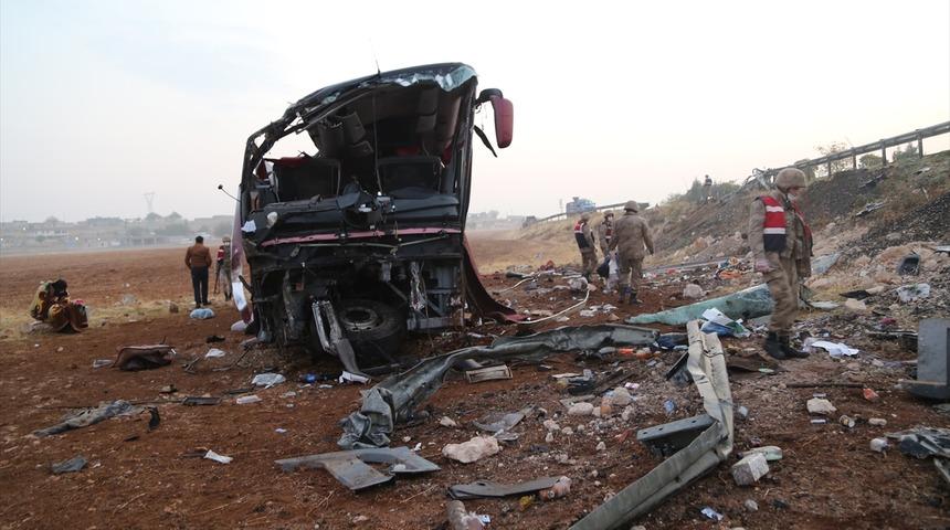 Turistleri taşıyan otobüs devrildi: Ölü ve yaralılar var