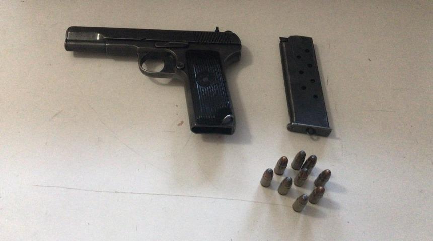 Otomobilin koltuğuna gizlenen tabanca ele ge&ccedil;irildi