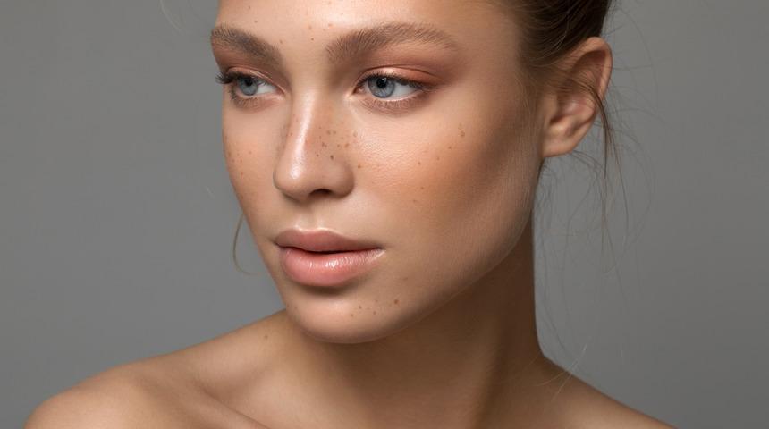 Yüzünüzü 5 kilo daha zayıf gösterecek makyaj sırrı! Ünlü isimler de bunu uyguluyor