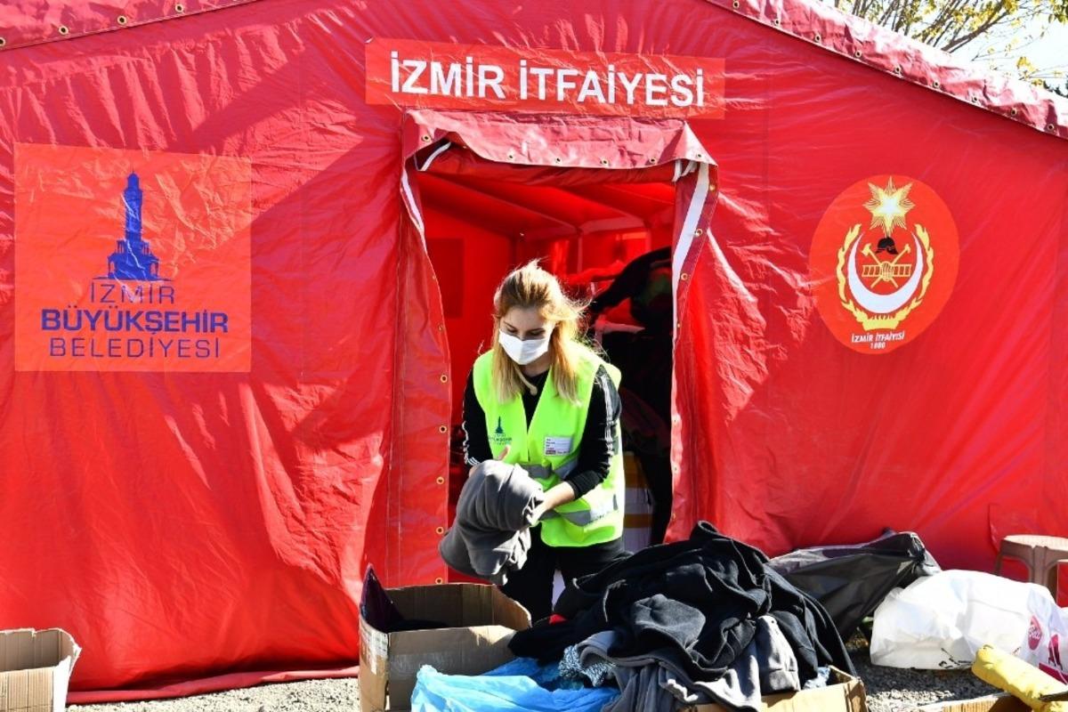 Parklardaki &ccedil;adırlar Bayraklı&rsquo;daki alana taşınıyor