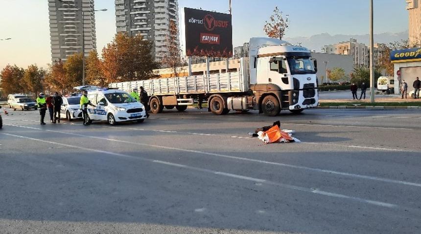 (D&uuml;zeltme) - Mesaiye yetişmeye &ccedil;alışan kadın motosiklet &ccedil;arpması sonucu &ouml;ld&uuml;