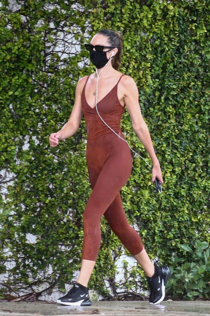 Candice Swanepoel sutyen giymeyi tercih etmedi  G5