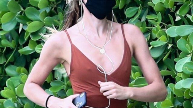 Candice Swanepoel sutyen giymeyi tercih etmedi 