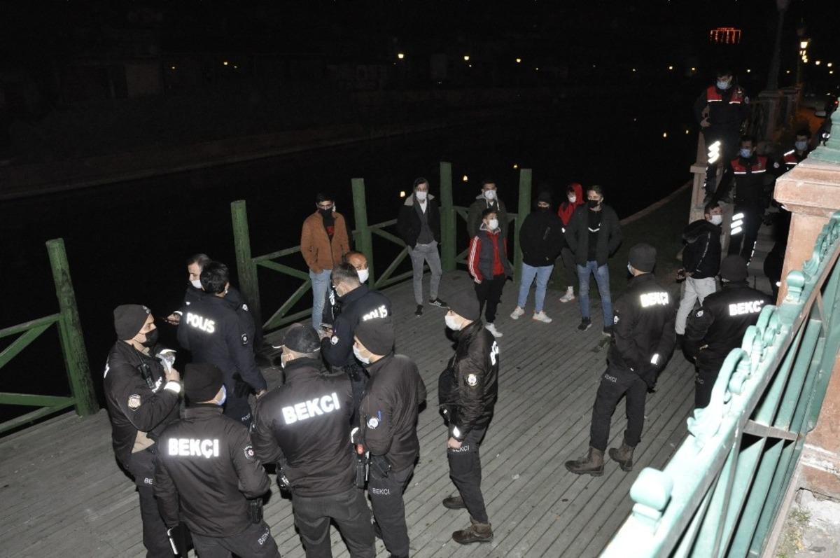Ahşap iskele &uuml;zerinde ateş yakan gen&ccedil;lere polis m&uuml;dahalesi