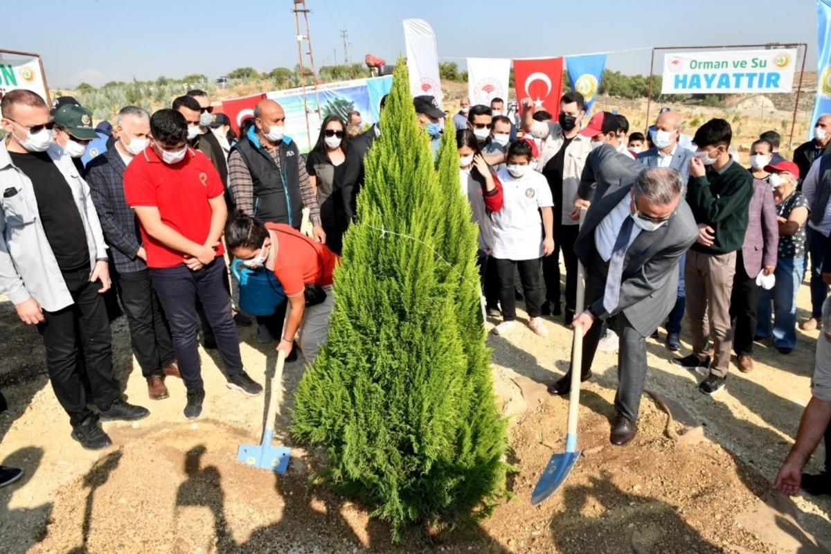 Mersin&rsquo;de fidanlar toprakla buluştu