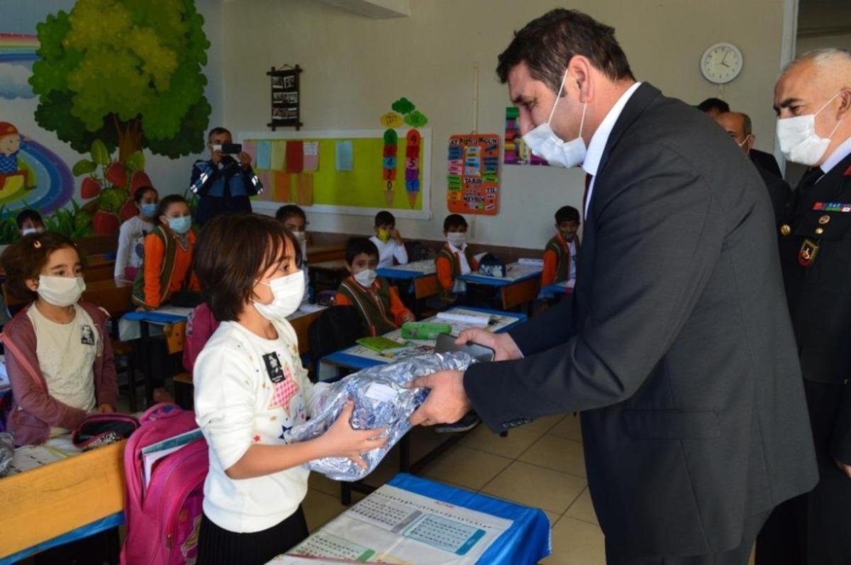 H&uuml;y&uuml;kl&uuml; &ccedil;ocuklara kıyafet yardımı