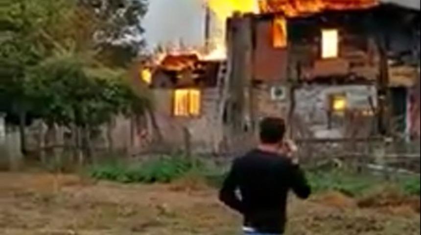 Sinop&rsquo;ta 2 katlı ahşap ev alevlere teslim oldu