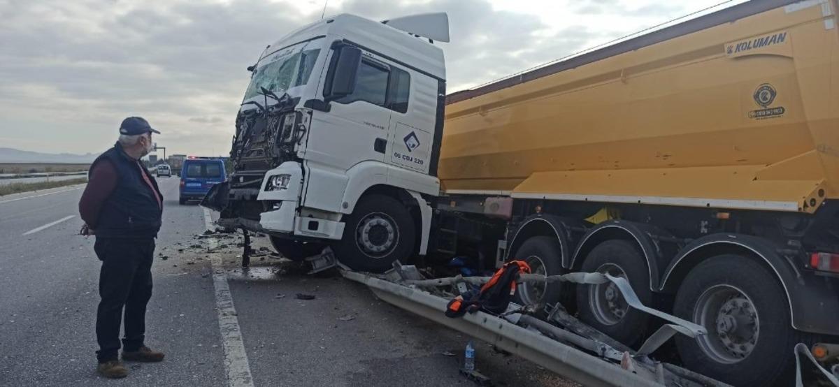 Kontrolden &ccedil;ıkan tır bariyerlere &ccedil;arparak durabildi