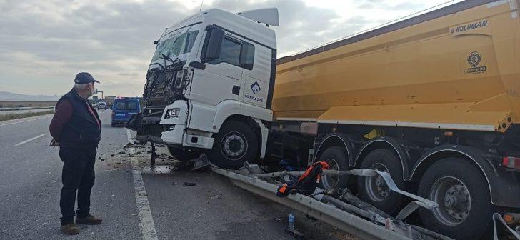 Kontrolden çıkan tır bariyerlere çarparak durabildi G1