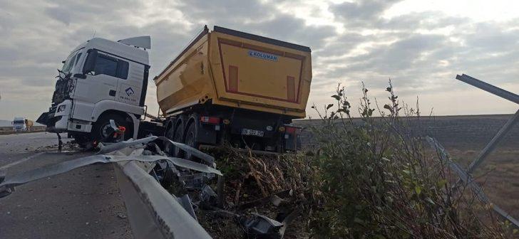 Kontrolden çıkan tır bariyerlere çarparak durabildi G2