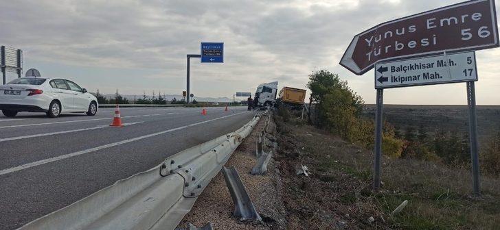 Kontrolden çıkan tır bariyerlere çarparak durabildi G3