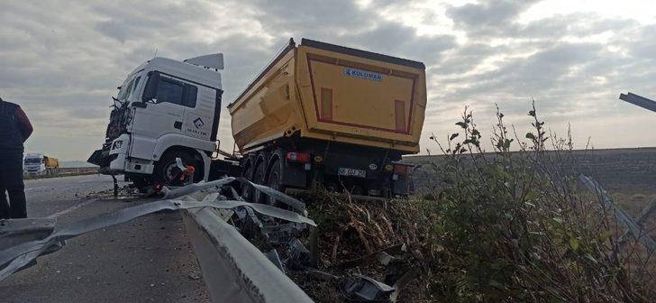 Kontrolden çıkan tır bariyerlere çarparak durabildi G4