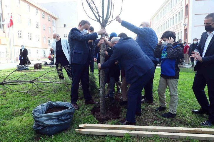 Bağcılar’da 11 yaşındaki öğrenciler 111 ağaç dikti G4