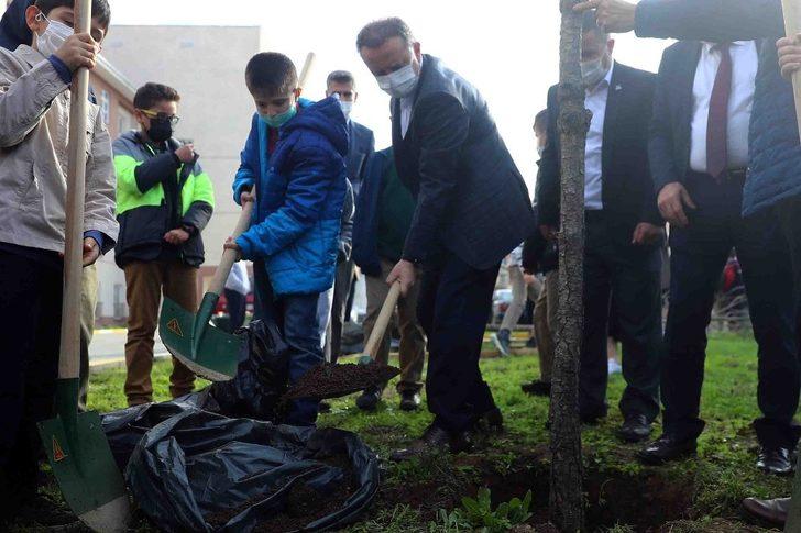 Bağcılar’da 11 yaşındaki öğrenciler 111 ağaç dikti G5