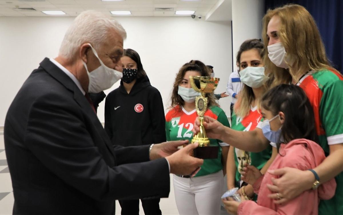 Atat&uuml;rk Kupası kadınlar voleybol turnuvası sonu&ccedil;landı