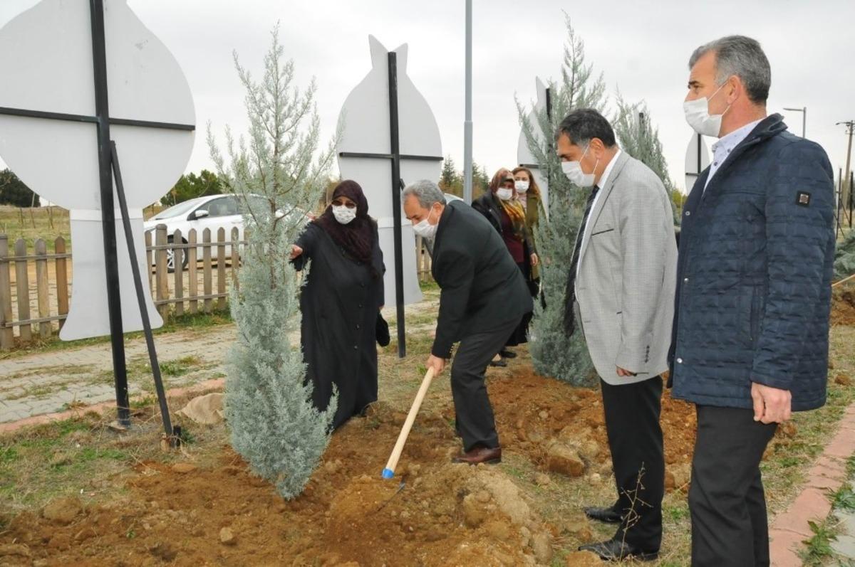 Akşehir&rsquo;de 54 şehit i&ccedil;in 54 fidan toprakla buluşturuldu