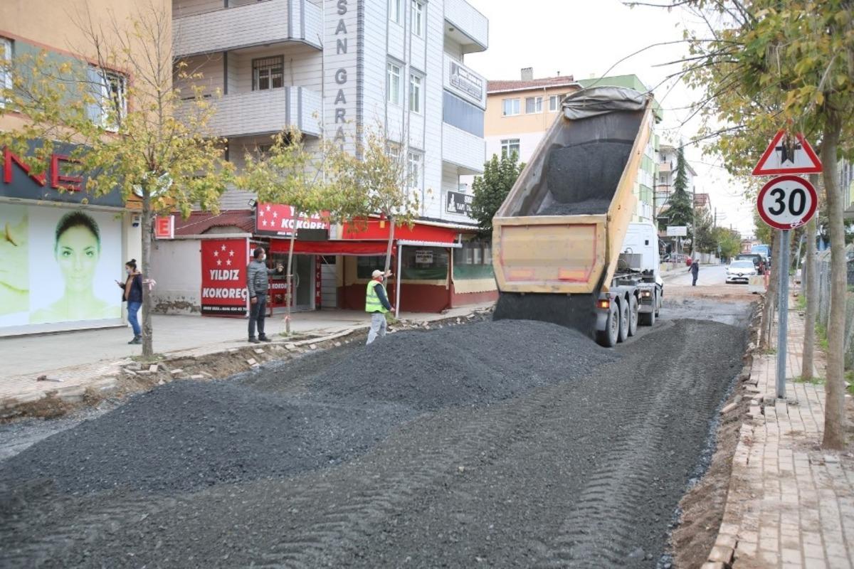 Gebze&rsquo;de altyapı sonrası asfalt seriliyor